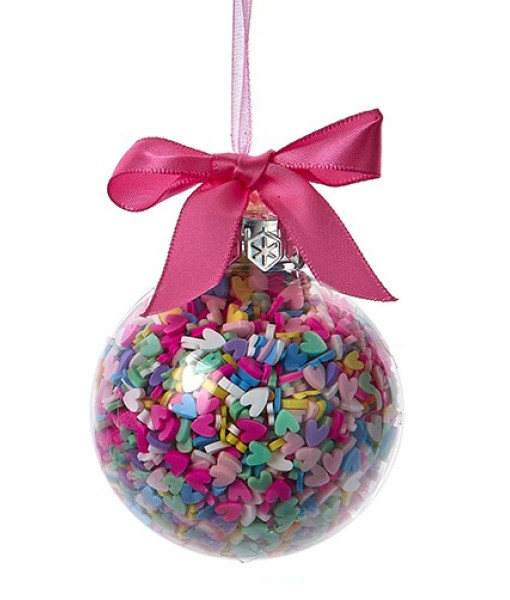 Ornement, boule de chewing-gum avec des formes de cœur