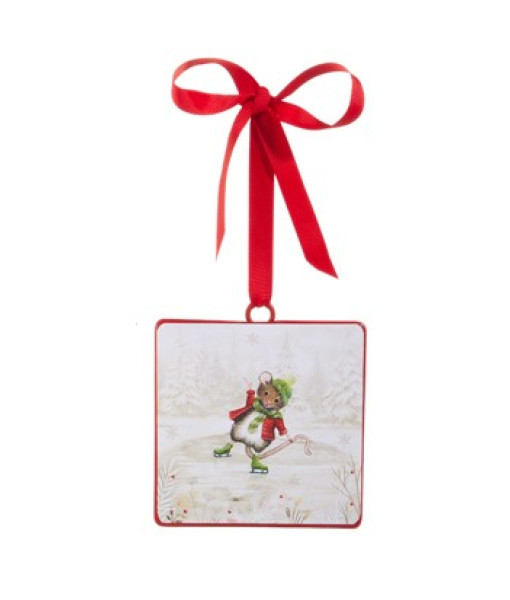 Ornement, carré de 4 po, avec un ruban rouge, une souris patinant sur un étang gelé.