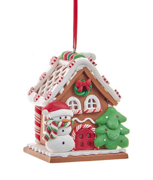 Ornement de Noël maison en pain d'épice et bonbon à la menthe poivrée.