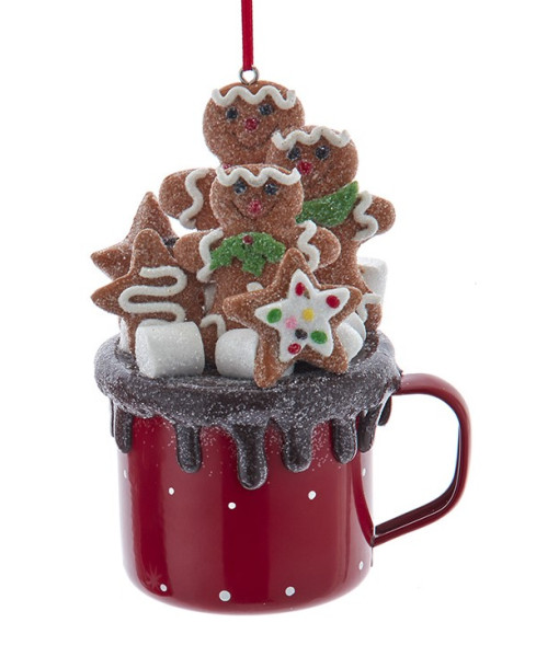 Tasse de chocolat chaud avec des bonhommes en pain d'épice