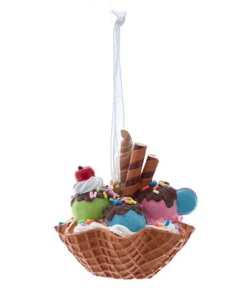 Ornement, sundae à la glace dans une coupe en gaufrette