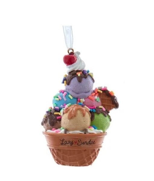 Ornement, sundae à la glace dans une coupe en gaufrette