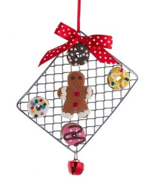 Ornement en pâte à modeler, friandises en pain d'épice sur plateau de cuisson