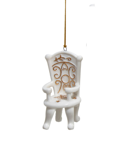 Ornement en porcelaine, chaise dorée et blanche.