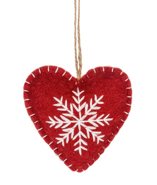 Ornement en tissu (feutre), en forme de cœur rouge, avec un motif de flocon de neige blanc. Ornement en tissu (feutre), en forme de cœur rouge, avec un motif de flocon de neige blanc.