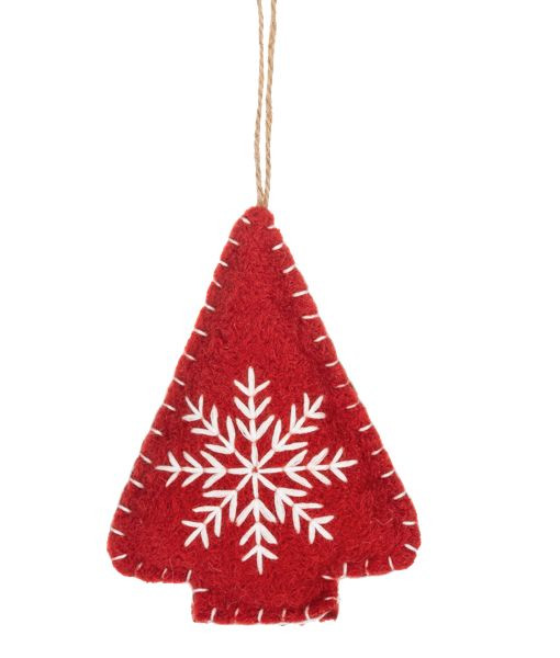 Ornement en tissu (feutre), en forme de sapin de Noël rouge, avec un motif de flocon de neige blanc.