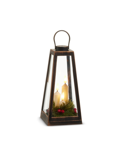 Décoration de table, lanterne vieillie avec bougies et verdure.